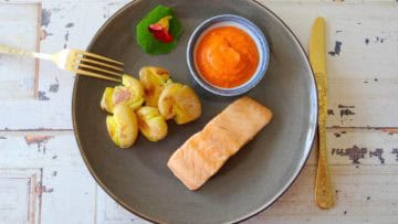 Zalm met geplette aardappeltjes en Romesco saus