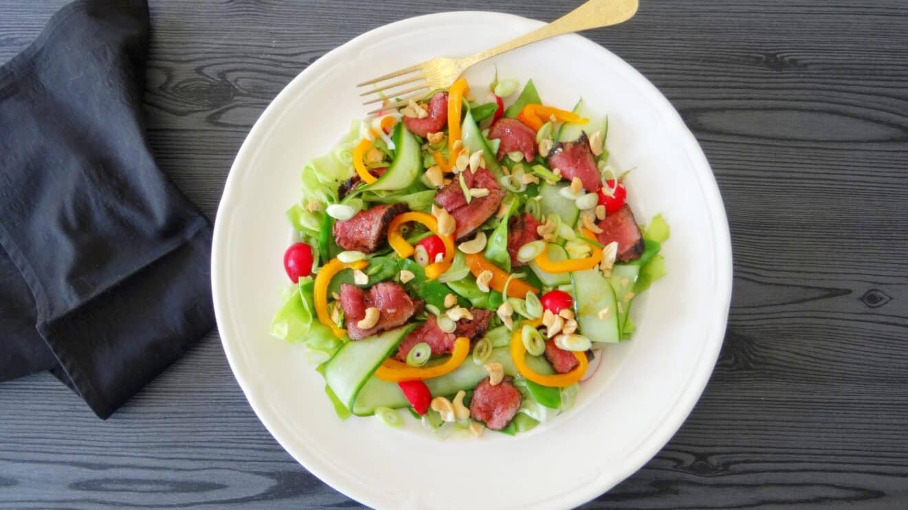 Aziatische steaksalade met pittige dressing