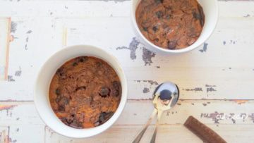 Choco bananenbrood met blauwe bessen in een kom