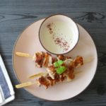 Kippenspiesjes met sumakmarinade en yoghurt tahinidip