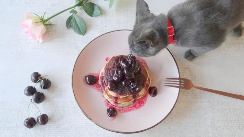 Luchtige havermoutpannenkoekjes met kersen