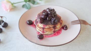 Luchtige havermoutpannenkoekjes met kersen