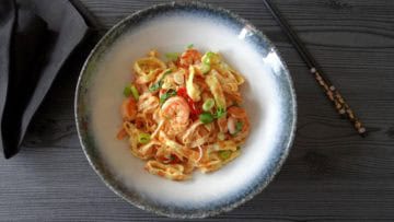 Oosterse fettuccine met garnalen en omeletreepjes