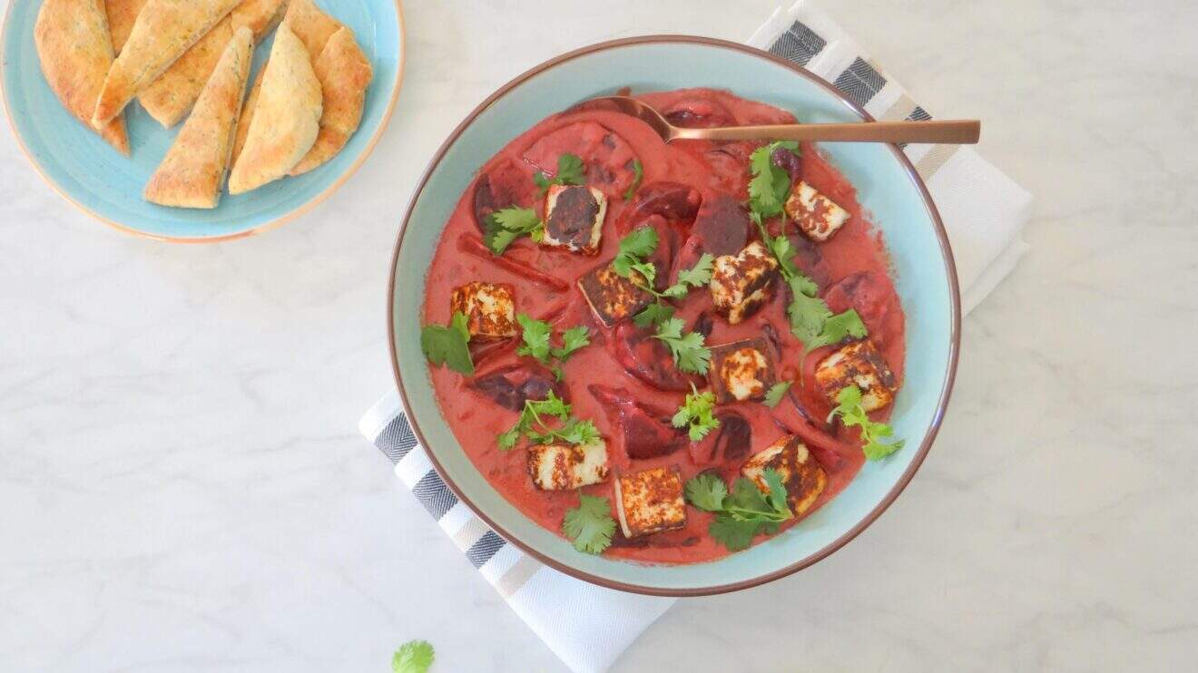 Vegetarische Paneer en rode bieten curry