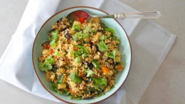 Parelcouscous salade met aubergine, courgette en paprika