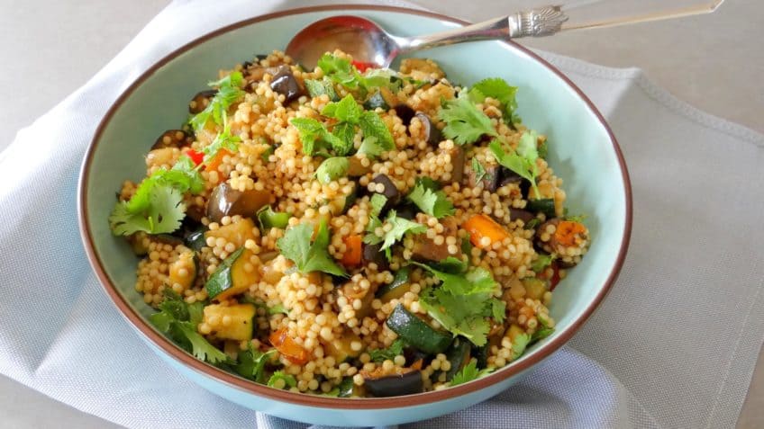 Parelcouscous salade met aubergine, courgette en paprika