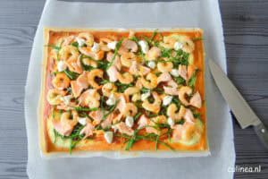 Pizza met asperges, tuinbonen, doperwten en pesto