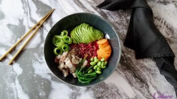 Poke bowl met haring en rode bietrijst