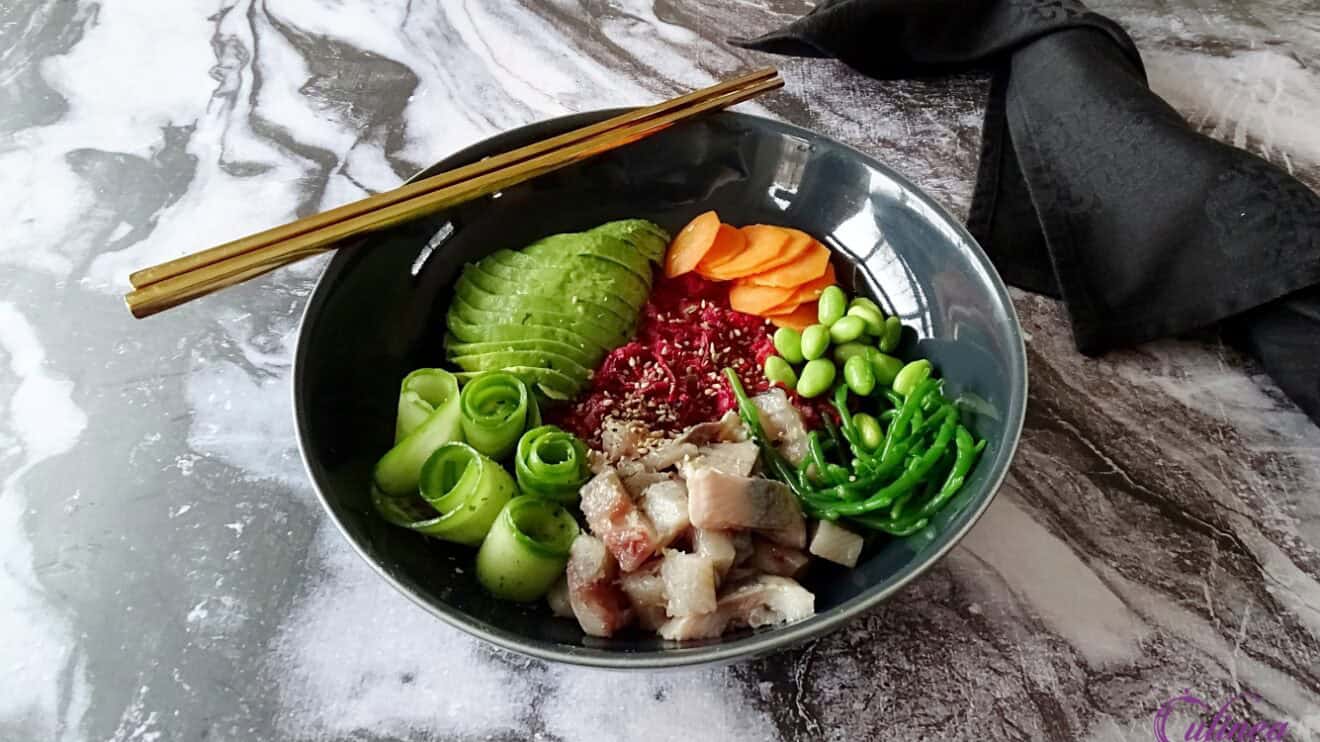 Poke bowl met haring en rode bietrijst