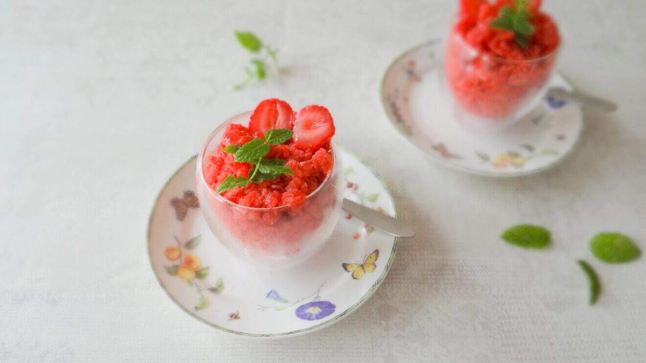 Aardbeien en hibiscus granita