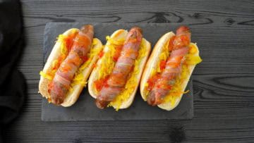 Hotdog met atjar en zoete chilisaus