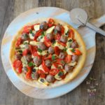 Pizza met Syrische kaas en gekruide saucijs