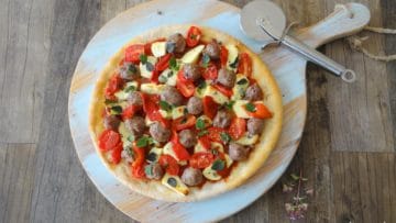 Pizza met Syrische kaas en gekruide saucijs