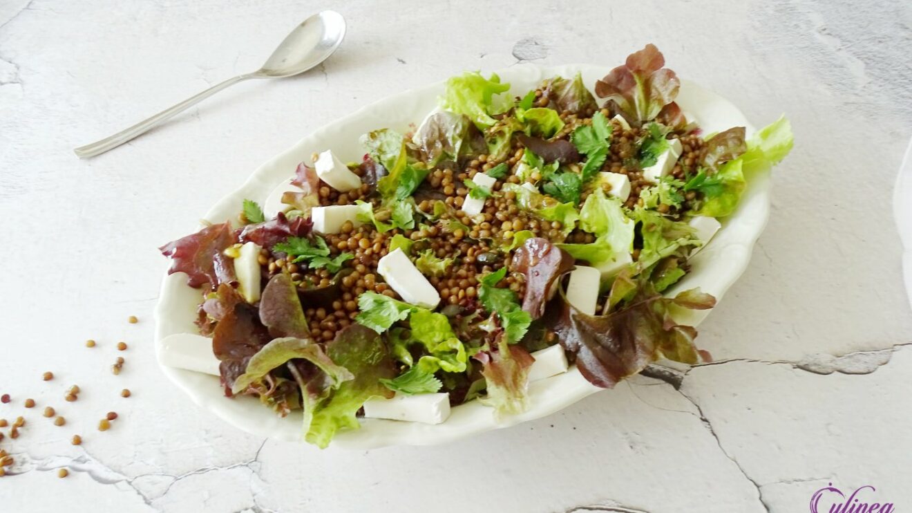Rode salade met linzen en geitencamembert