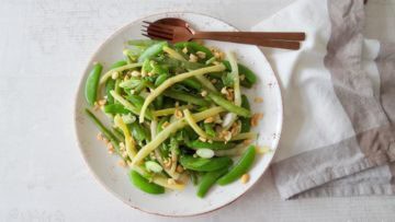 Gemengde bonensalade met limoen en pinda's