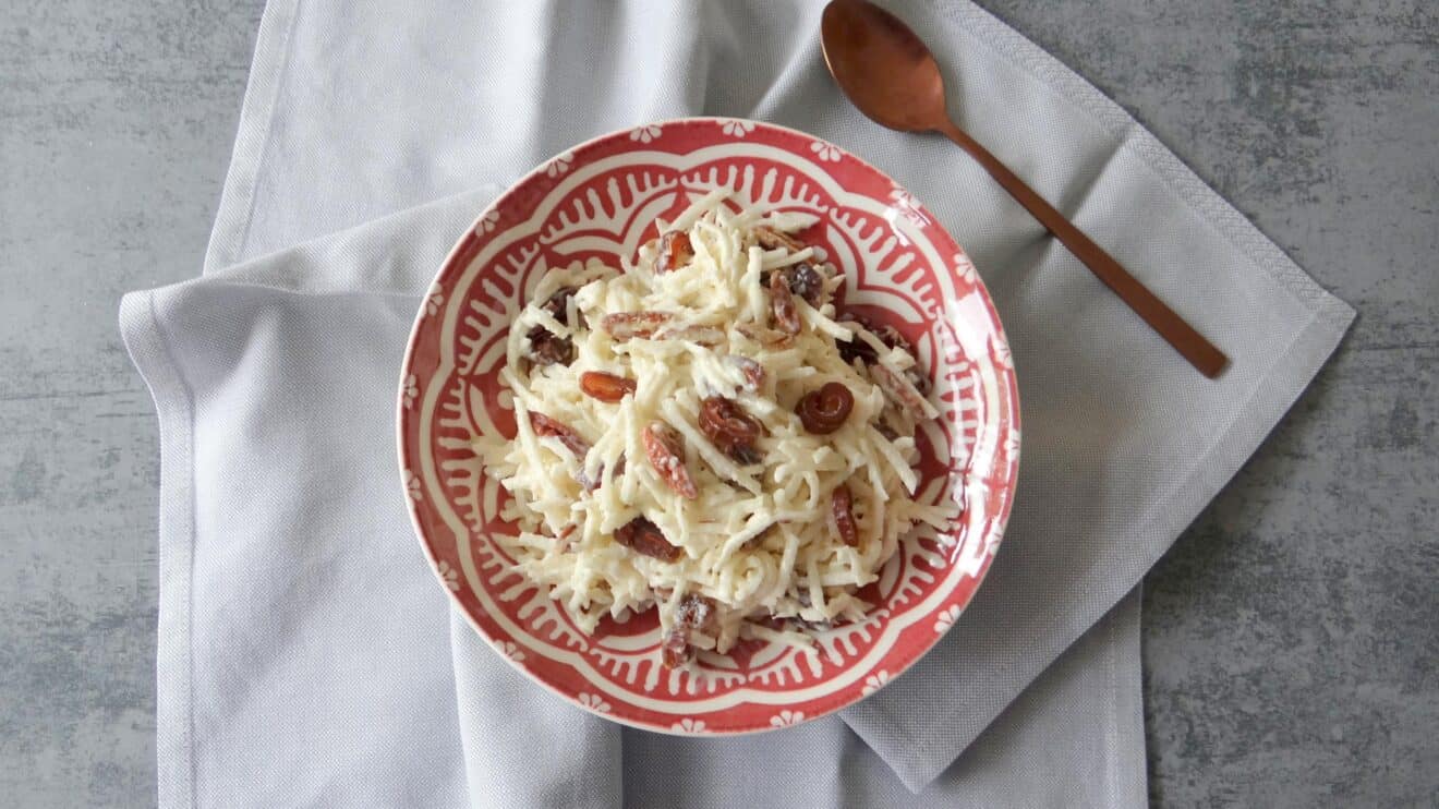 Koolrabi salade met peer, dadels en walnoten