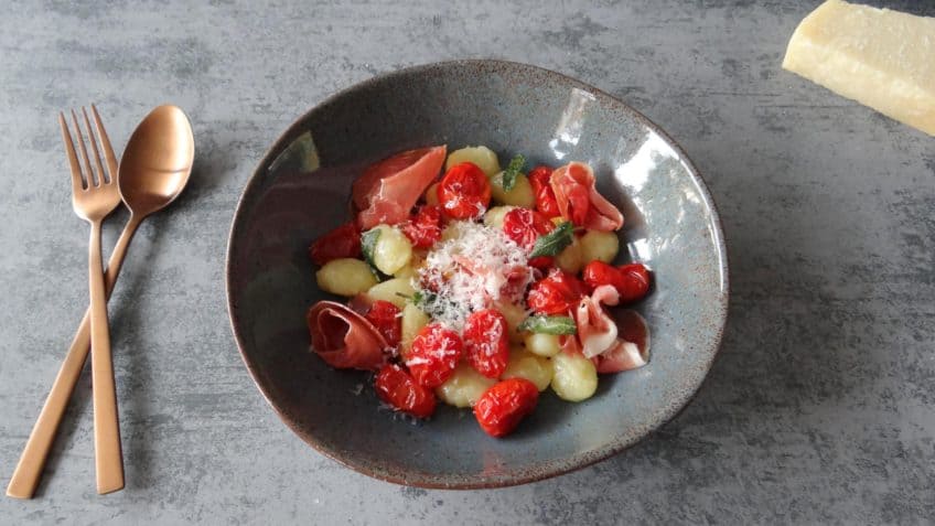 Gnocchi met in de oven geroosterde tomaatjes