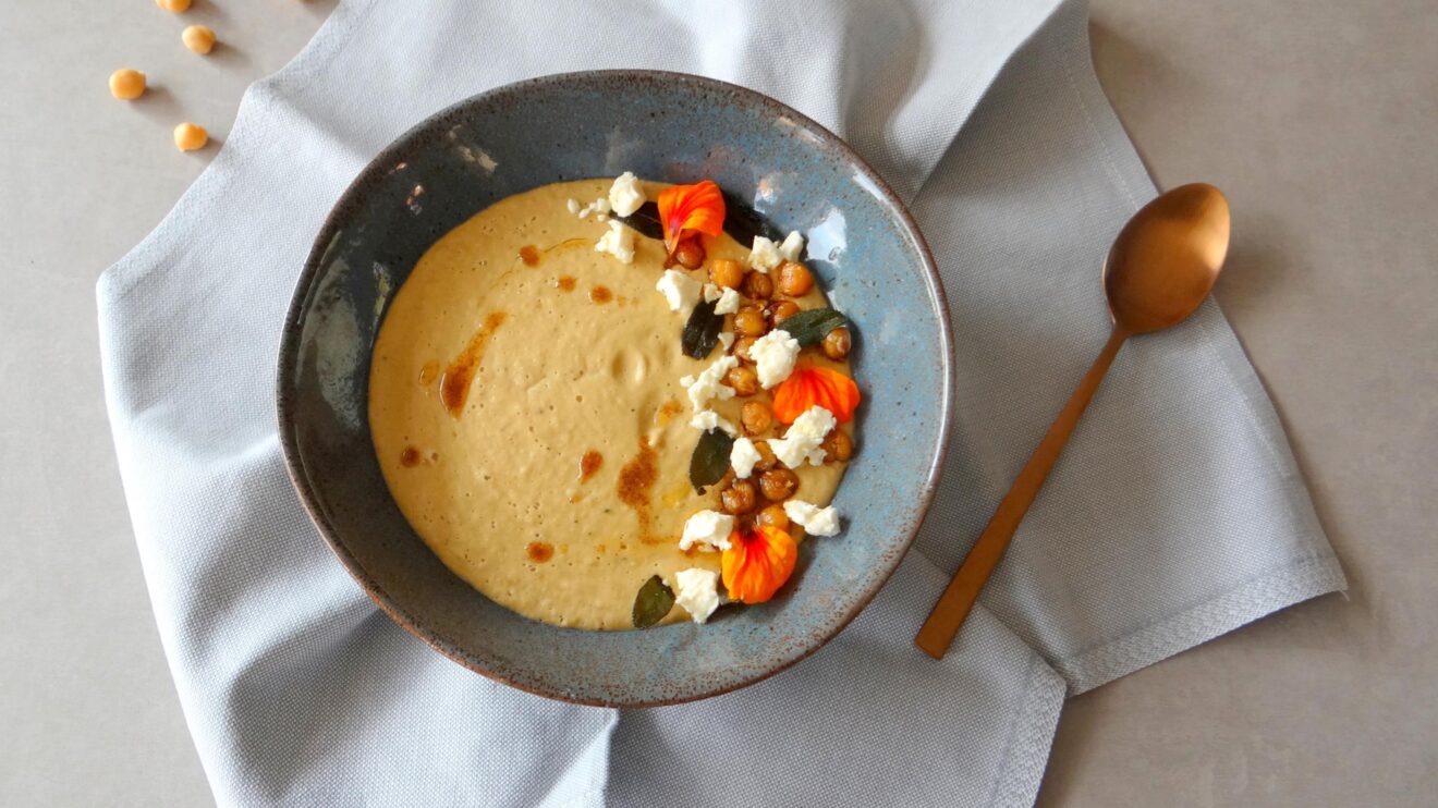 Hummus soep met salie en feta