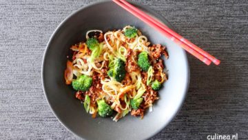 Noedels met gehakt, witte kool en broccoli