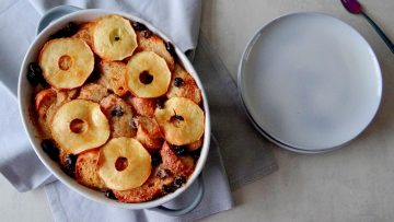 Broodpudding met appel, cranberries en kaneel