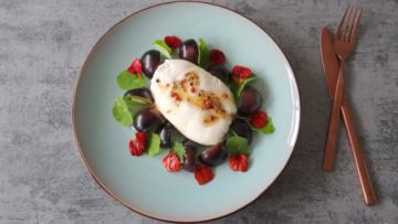 Burrata met zwarte tomaten