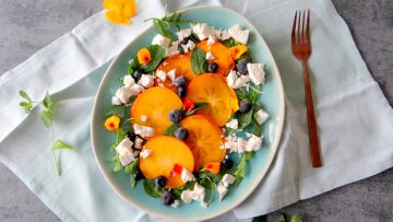 Kakisalade met feta, blauwe bessen en munt