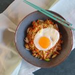 Gebakken rijst met wortel, broccoli en ei