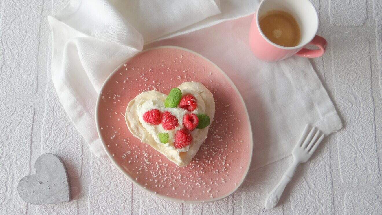 Hartvormige meringues met frambozen