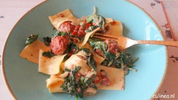 Pasta met gehaktballetjes, spinazie en zongedroogde tomaten