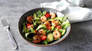 Salade met knoflookgarnalen en avocado