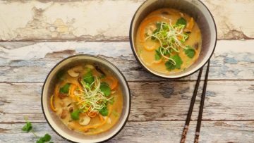 Vegetarische Tom Kha Kai met paddenstoelen