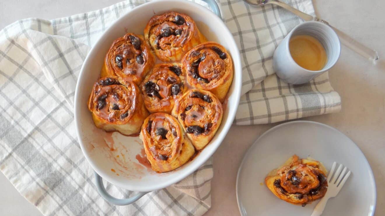 Sticky buns met Amarena kersen en witte chocola