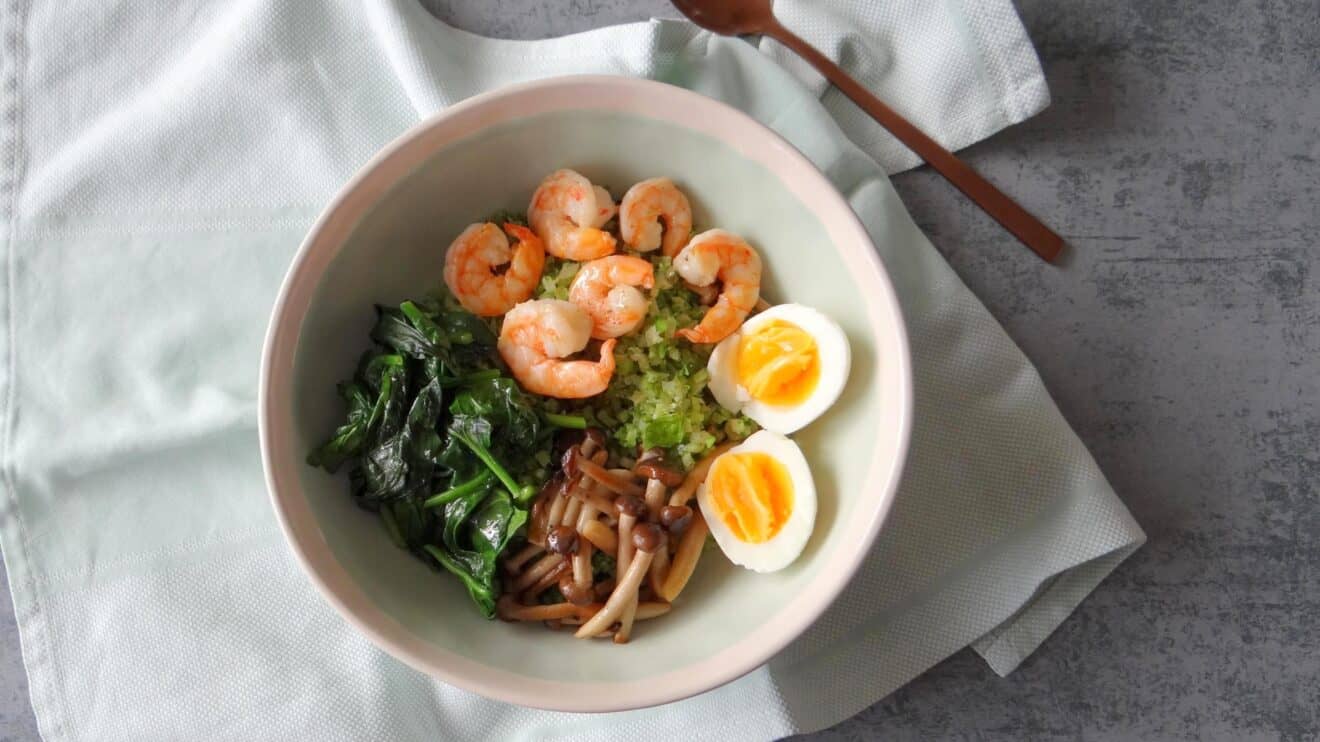 Broccolirijst met garnalen, spinazie en paddenstoelen