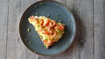 Cracker met scrambled eggs en rivierkreeftjes