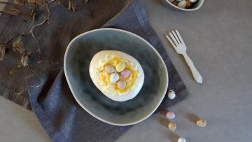 Eivormige pavlova met advocaatroom