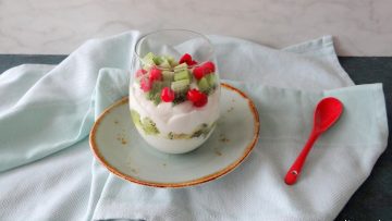 Griekse yoghurt met kiwi en aalbessen