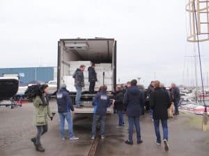 Het uitzetten van glasaaltjes in Wolderwijd