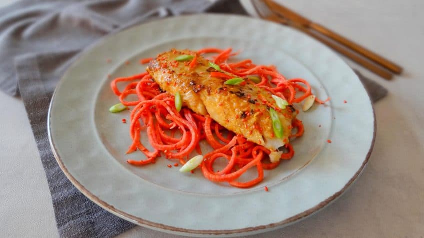 Miso kabeljauw met zoetzure rode wortel noedels