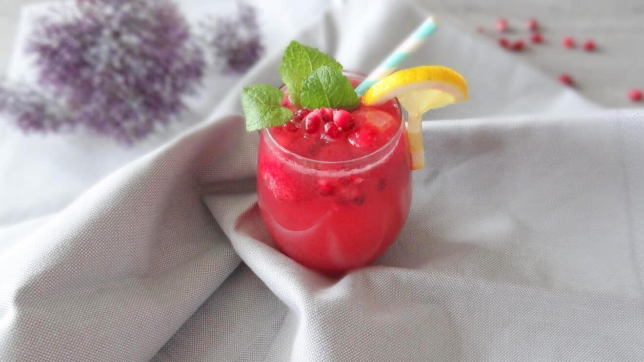 Aardbeien en granaatappel tonic mocktail