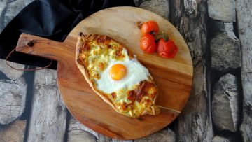 Brood gevuld met kaas en ei