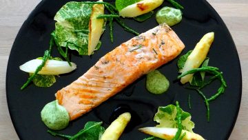 Gegrilde gravad lax met asperges en zeekraal