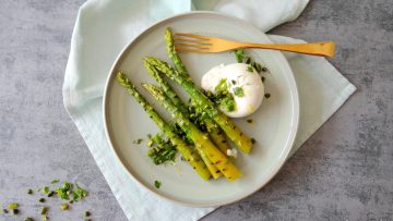 Gegrilde groene asperges met burrata