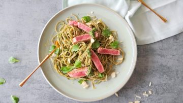 Spaghetti met steak en paranoten waterkerspesto