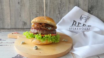 Wagyu burger met gefrituurde uiringen