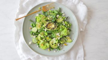 Groene salade met groene kruiden