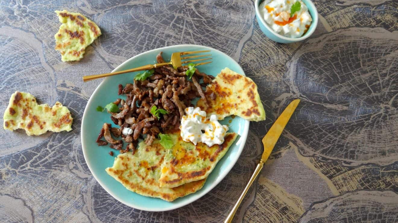 Lamsreepjes met zelfgemaakt platbrood