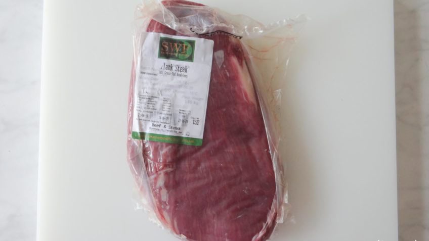 Bavette met groene kruiden tahinsaus