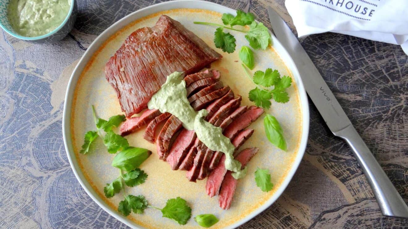 Bavette met groene kruiden tahinsaus