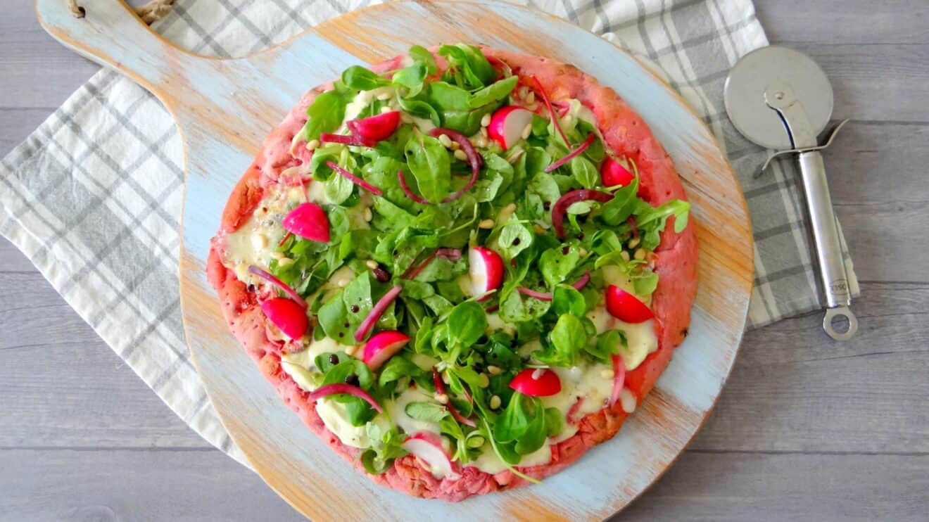 Pizza met blauwe kaas en salade