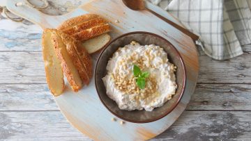 Radijs tzaziki met pijnboompitjes